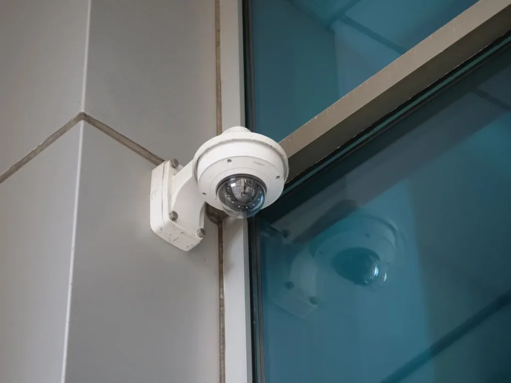 Caméra de vidéosurveillance fixée à un bâtiment