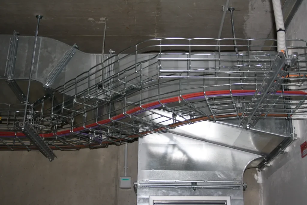 Réseaux de ventilation et chemins de câbles en plafond
