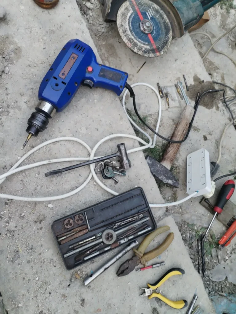 Outillage pour travaux et interventions techniques