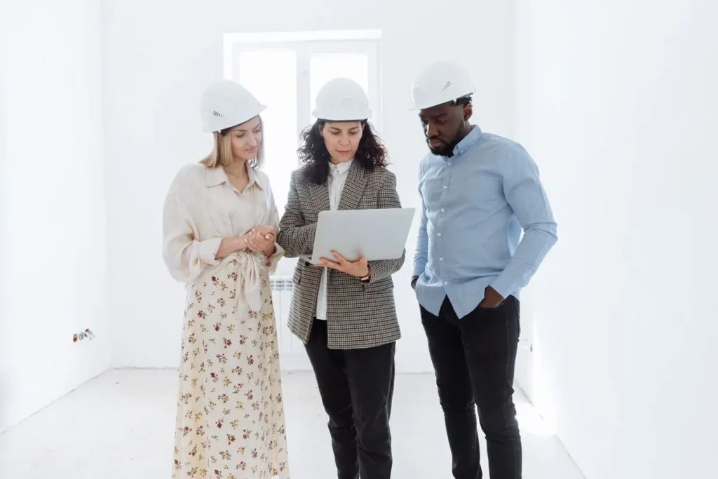 Équipe de chantier examinant un dossier technique