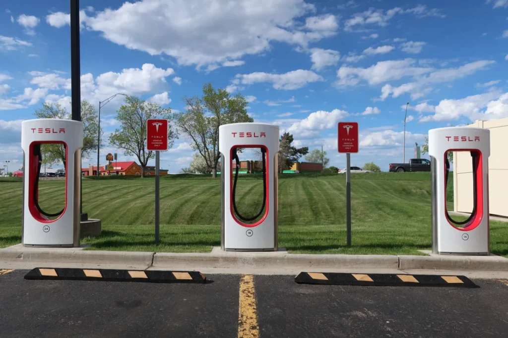 Bornes de recharge alignées dans une station