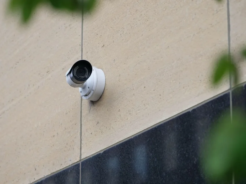 Caméra de sûreté électronique en façade