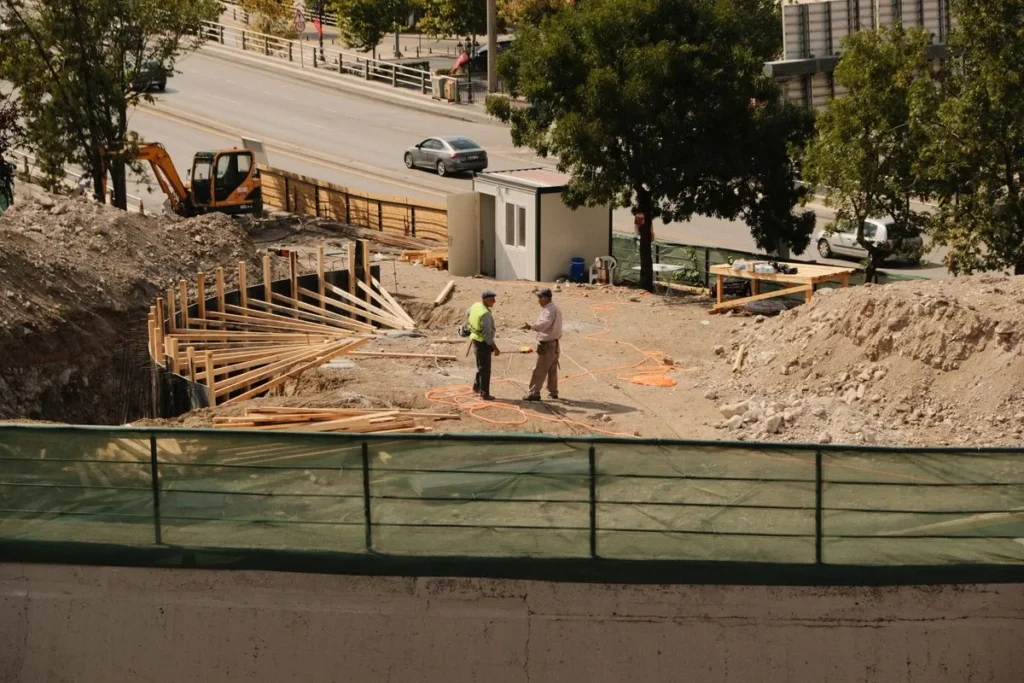 Intervenants examinant un chantier en cours