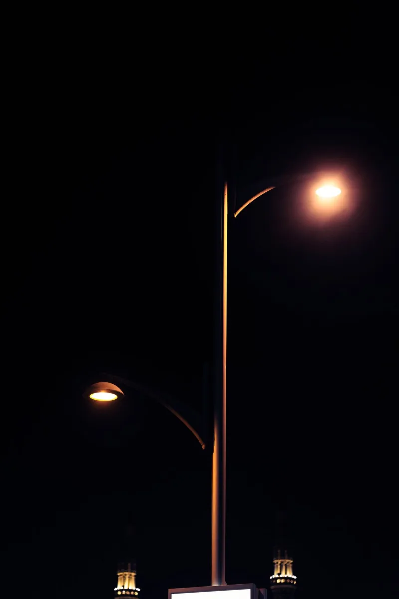 Luminaires d’éclairage public en fonctionnement de nuit