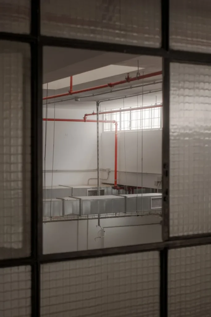 Réseaux techniques dans un bâtiment en cours d’aménagement