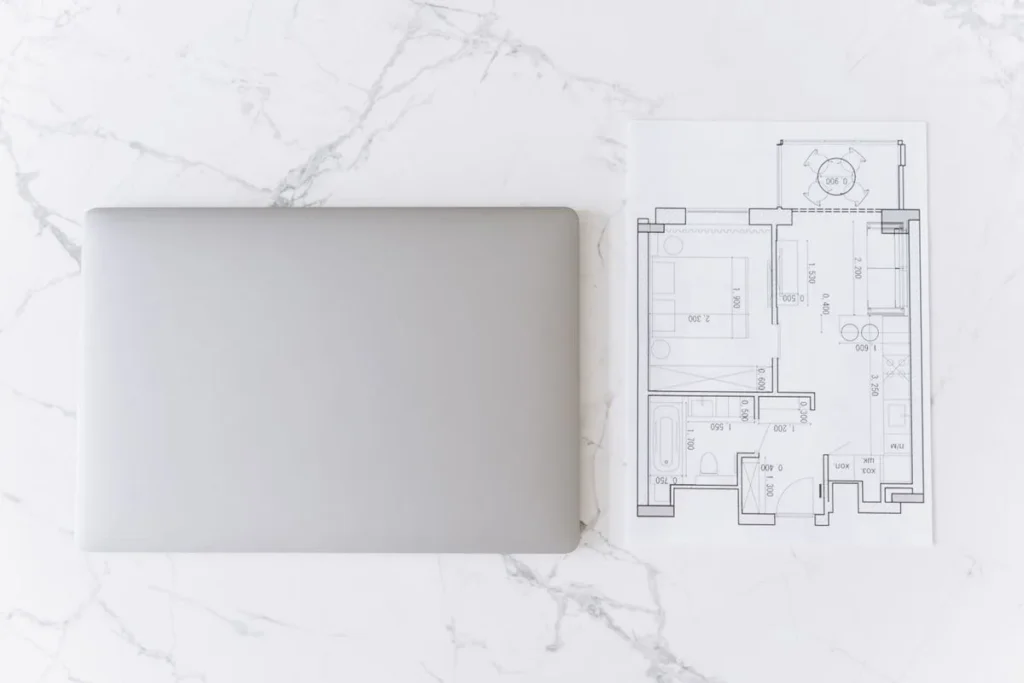 Plans de bâtiment préparés sur un poste de travail