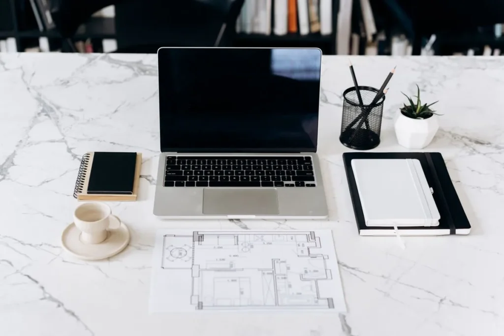 Plans et dossier de récolement sur un bureau