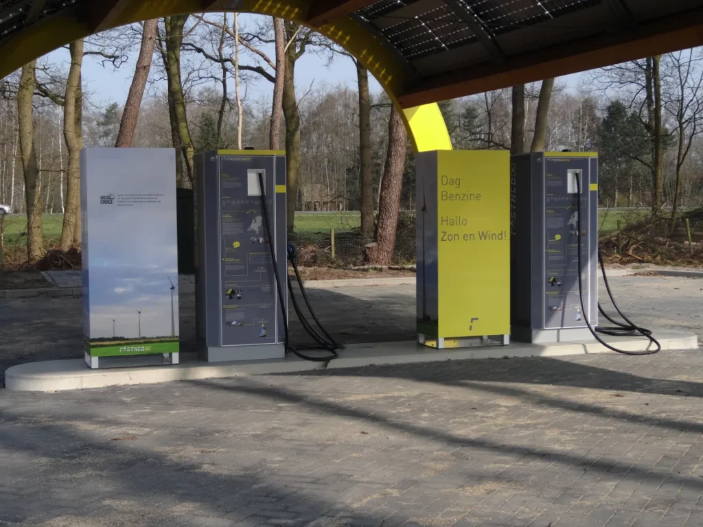 Bornes de recharge de puissances et de formats différents