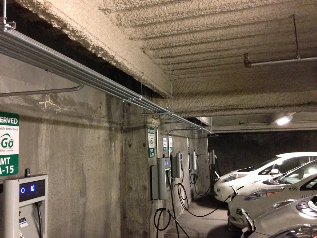 Bornes de recharge implantées dans un parking couvert