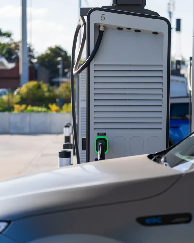 Équipements électriques à l’intérieur d’une borne de recharge