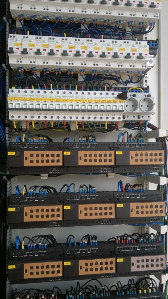 Câblage d’un tableau de commande domotique