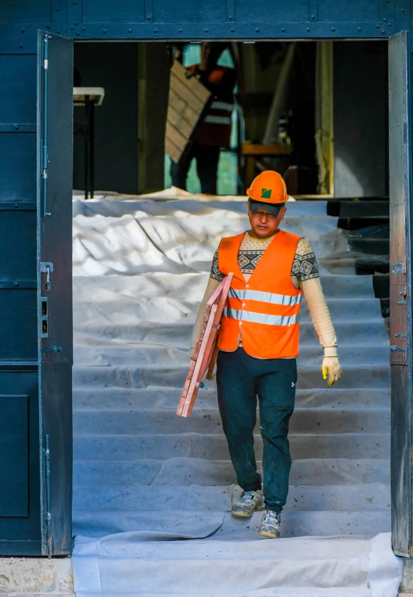 Intervenant équipé sur un chantier de bâtiment