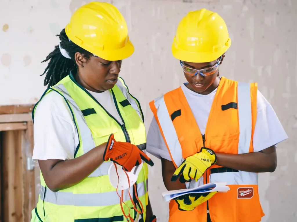 Équipe examinant des documents de chantier