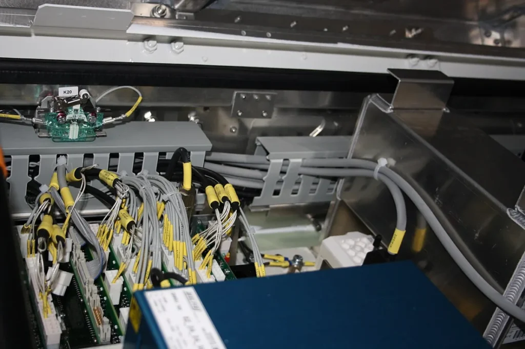 Câbles repérés et raccordés sur une installation