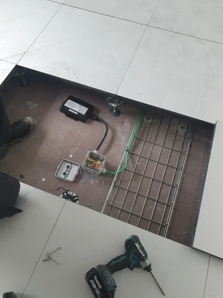 Passage des réseaux sous un plancher technique
