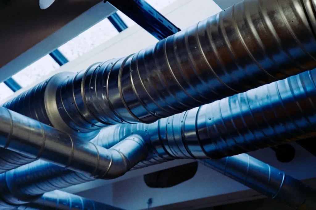 Interfaces entre conduits et réseaux techniques en plafond
