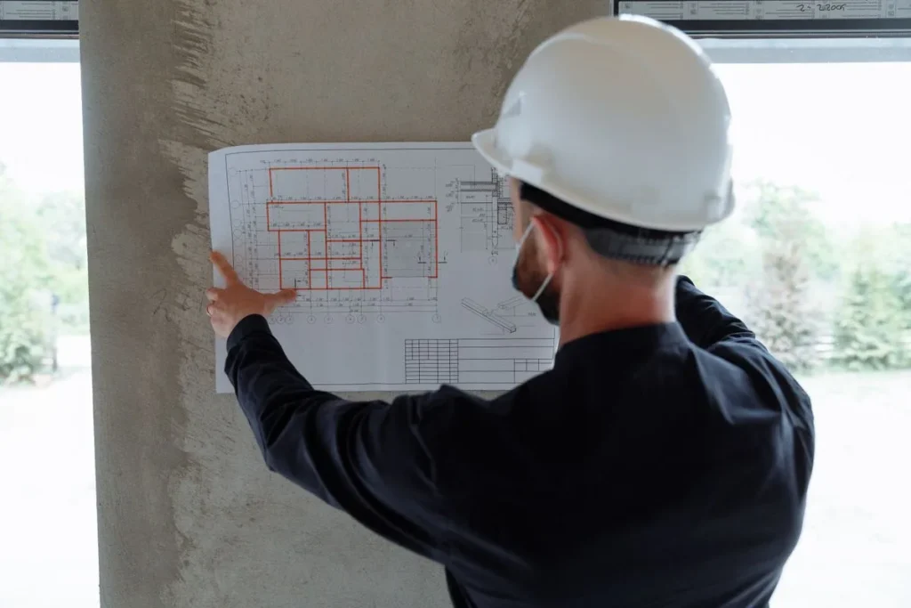 Vérification d’un plan sur le chantier