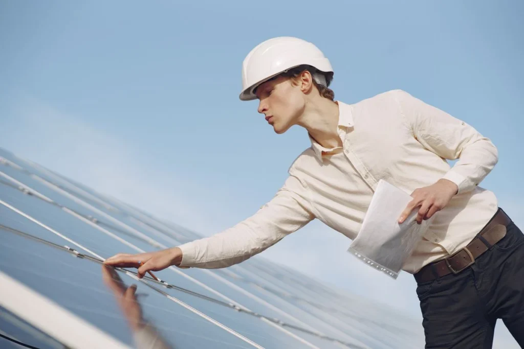 Technicien examinant des documents sur un site photovoltaïque
