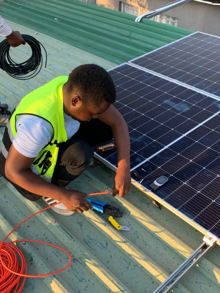 Installation de panneaux photovoltaïques et de leurs raccordements