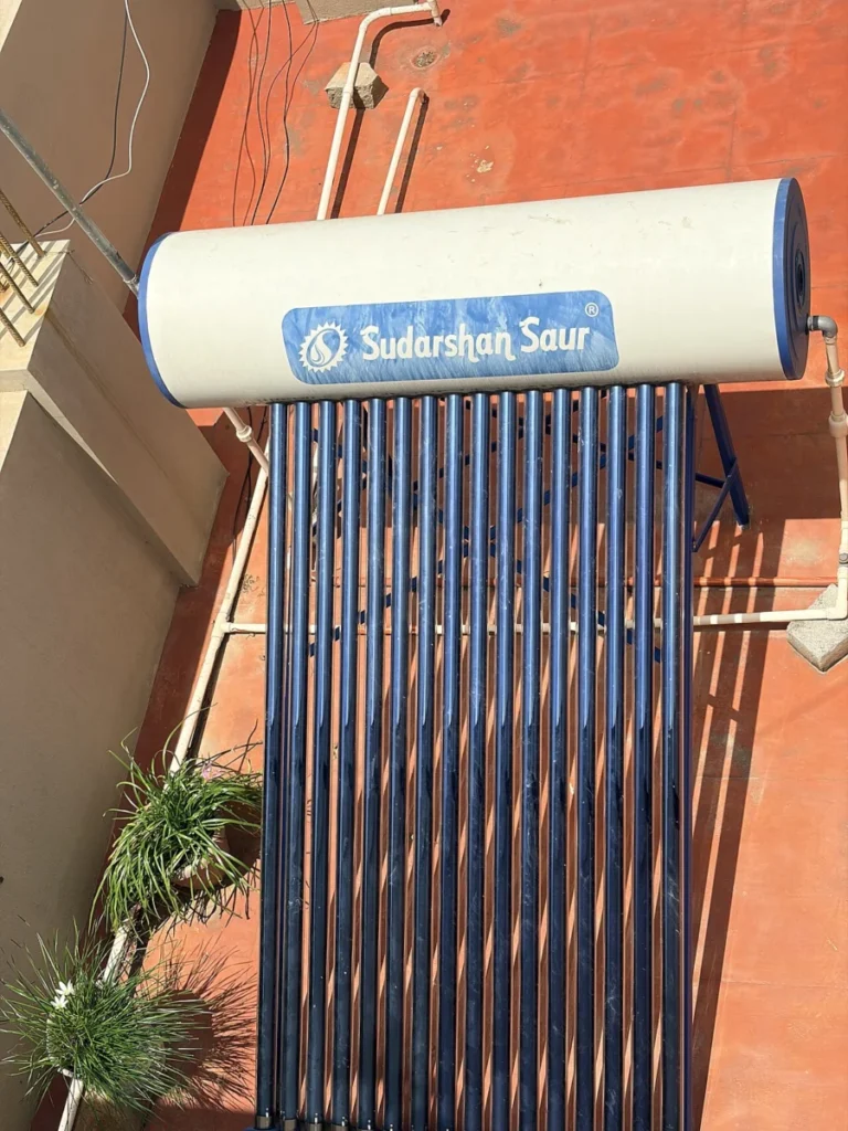 Chauffe-eau solaire et capteurs thermiques sur une toiture