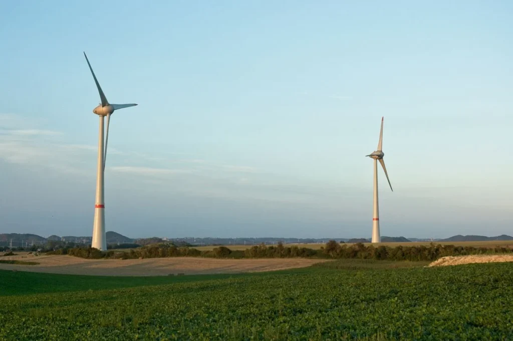 Éoliennes implantées sur un site dégagé
