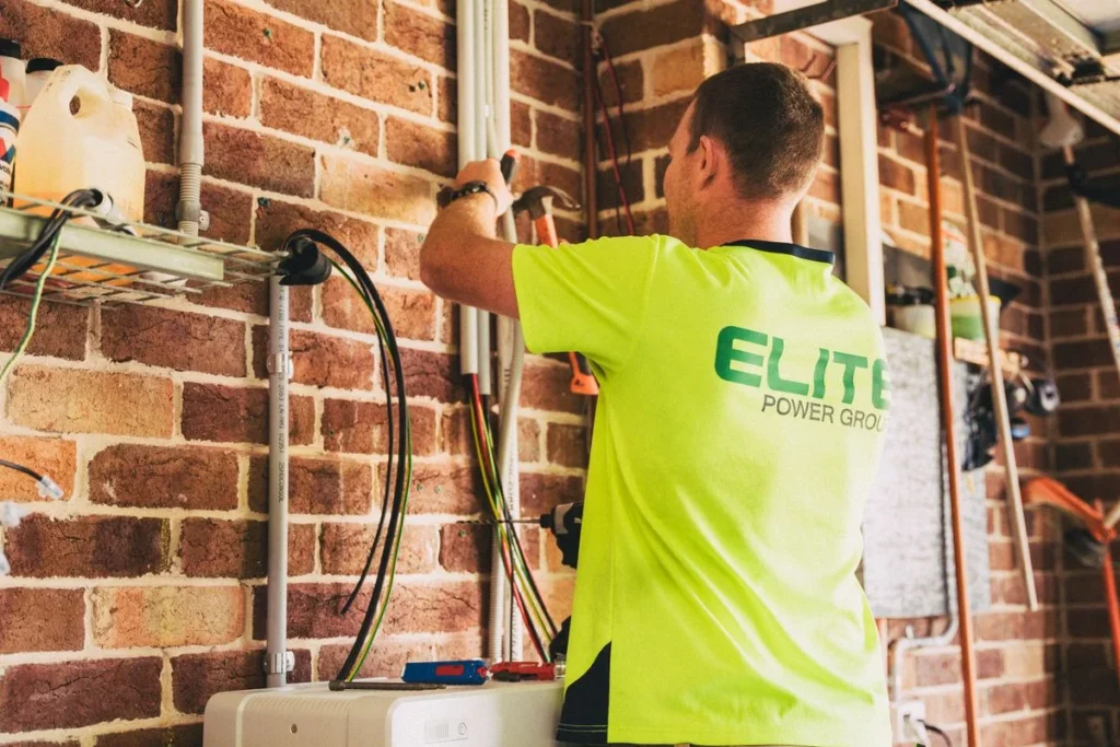 Électricien réalisant les raccordements d’une installation solaire