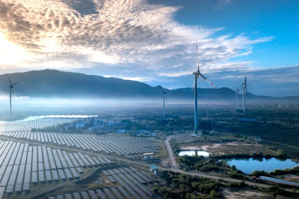 Panneaux solaires et éoliennes sur un site de production renouvelable