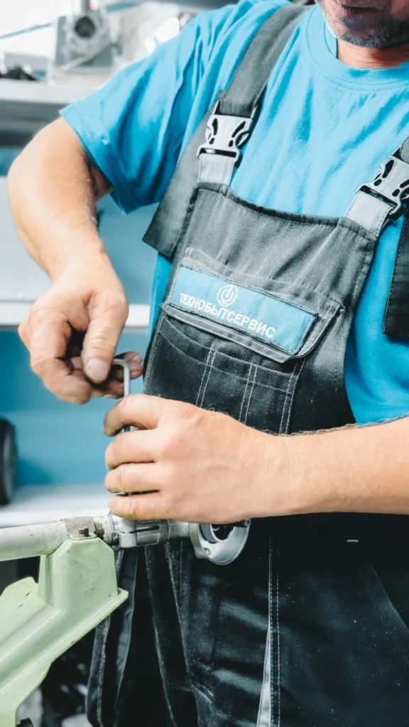 Technicien intervenant sur un raccord de plomberie