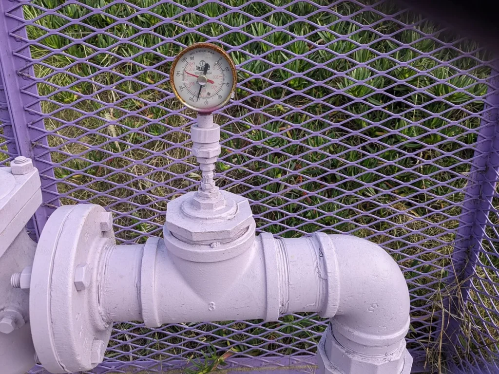Manomètre raccordé à un réseau d’eau pour le suivi de la pression