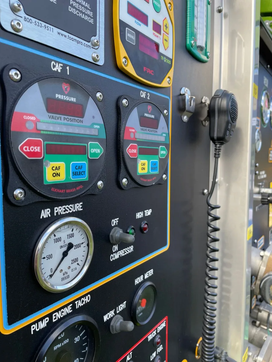 Pupitre avec commandes de régulation et manomètre