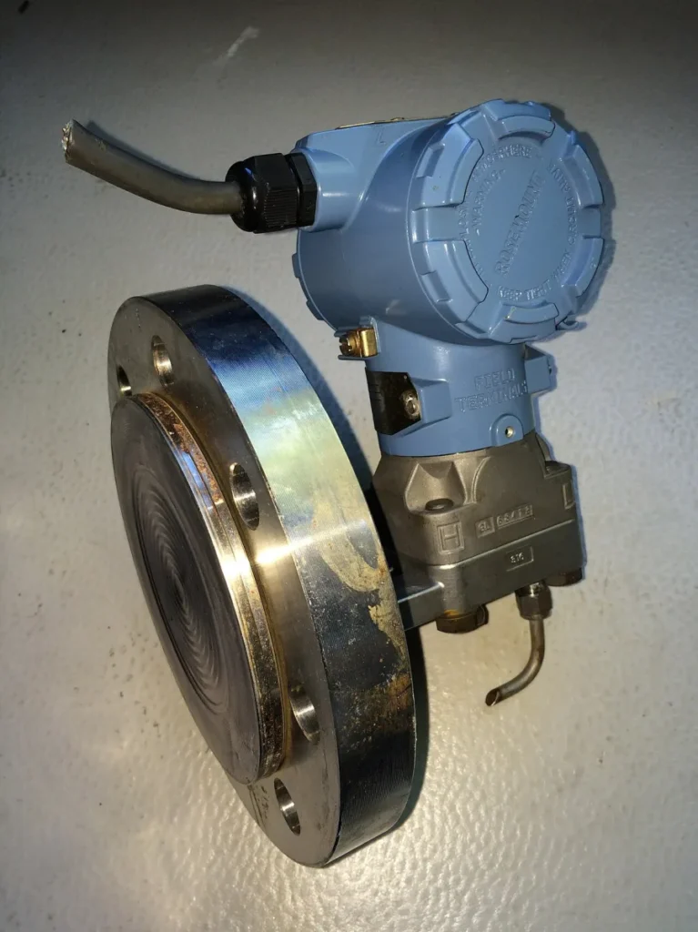 Instrument de mesure de pression à raccordement par bride
