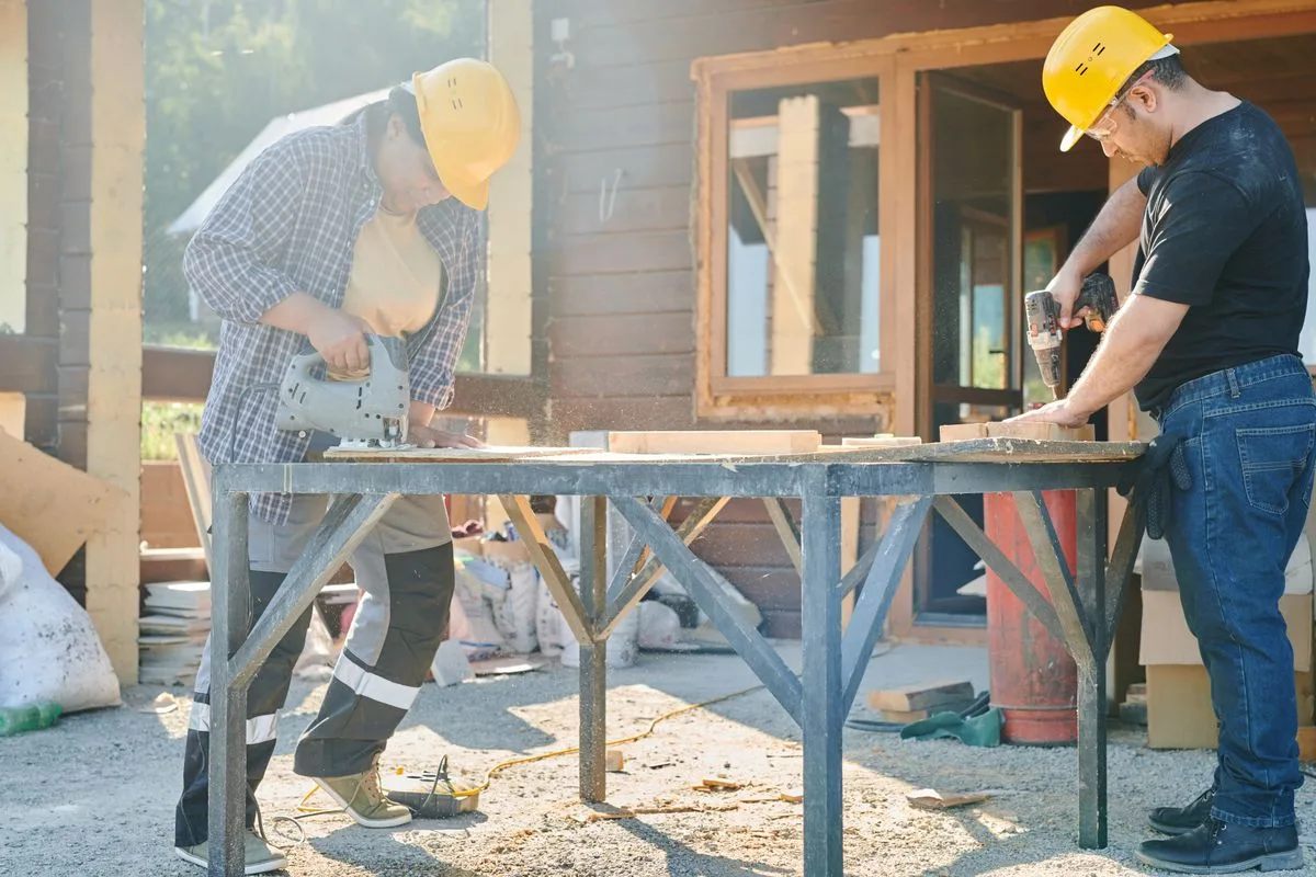 Intervenants réalisant des travaux techniques sur un chantier