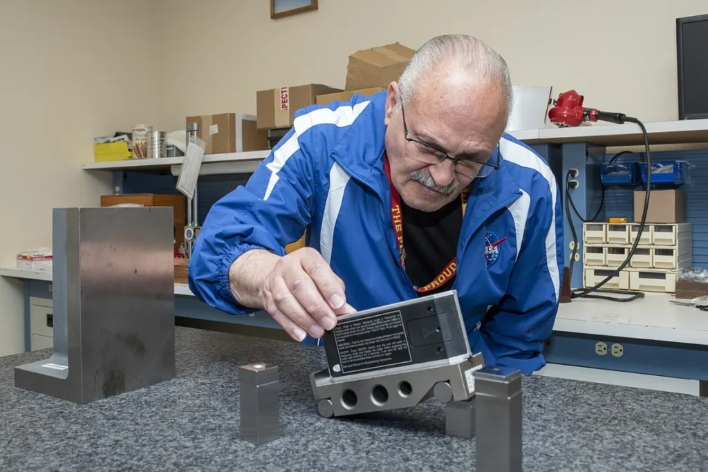 Technicien contrôlant un instrument sur un banc de métrologie